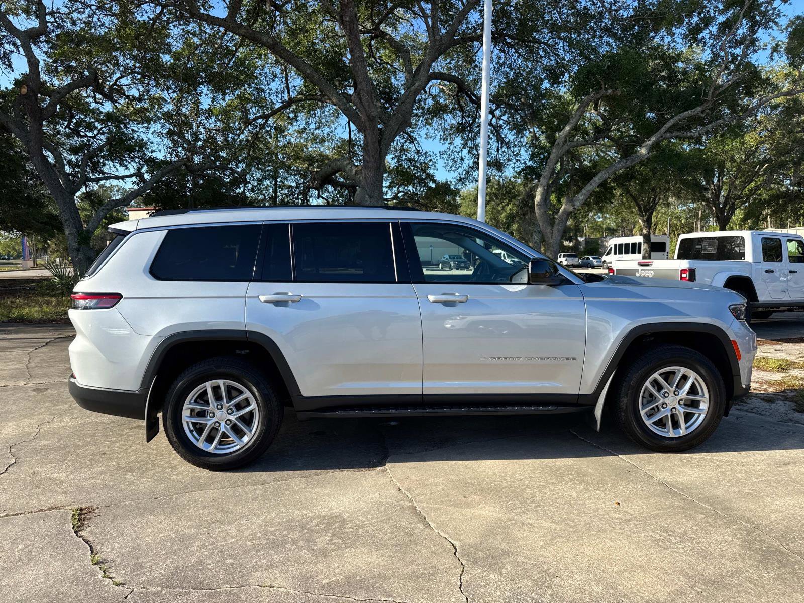 Certified 2022 Jeep Grand Cherokee L Laredo w/ Luxury Tech Group I image 2