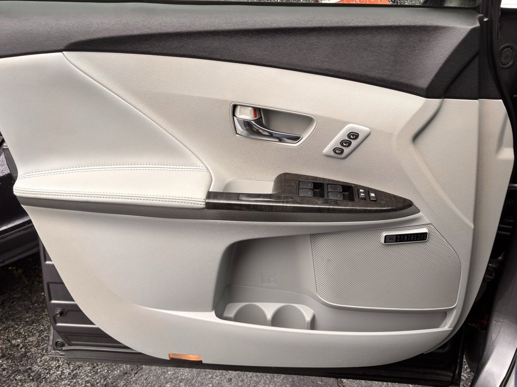 Used 2013 Toyota Venza XLE image 11