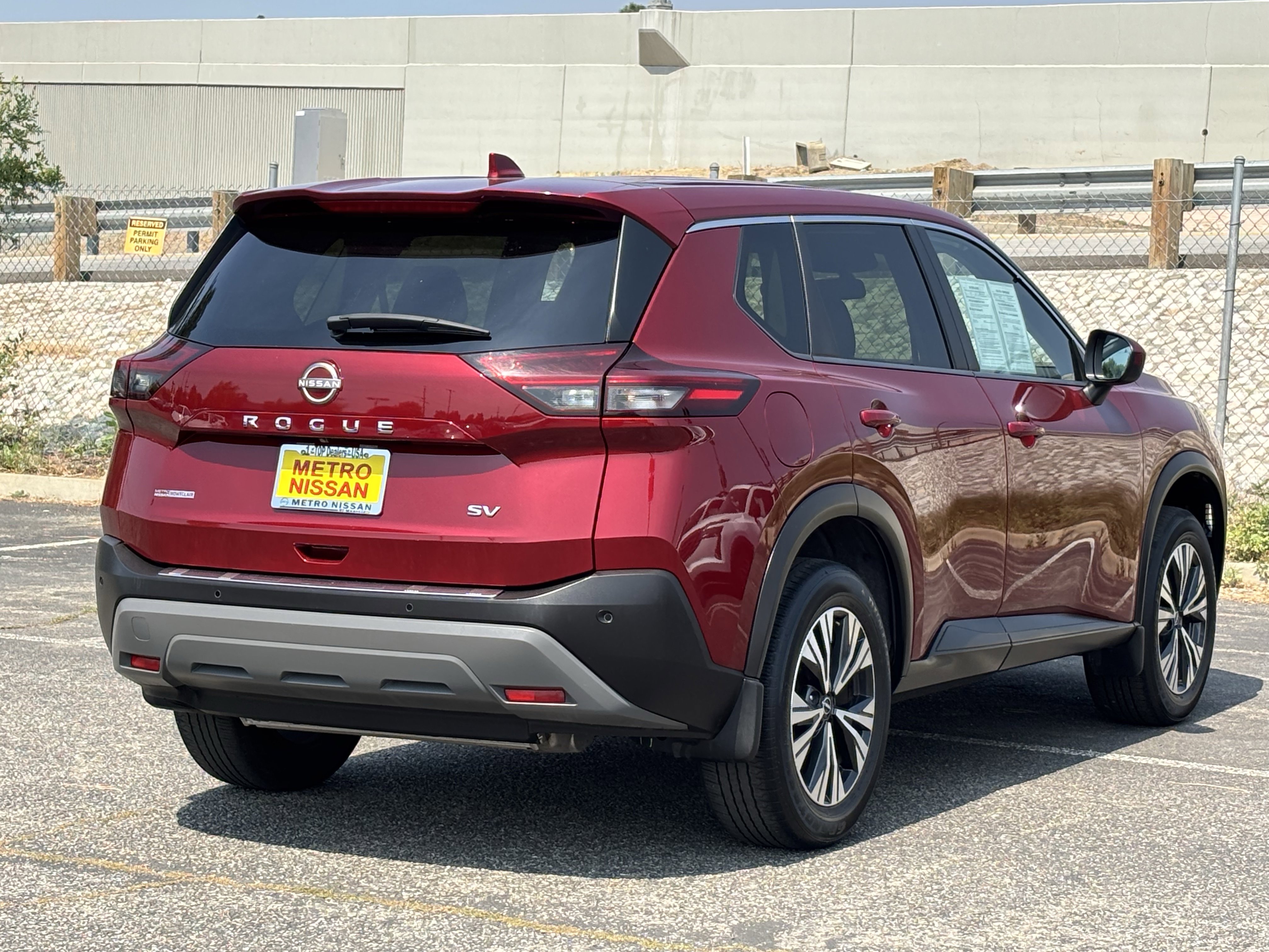 Used 2023 Nissan Rogue SV image 3