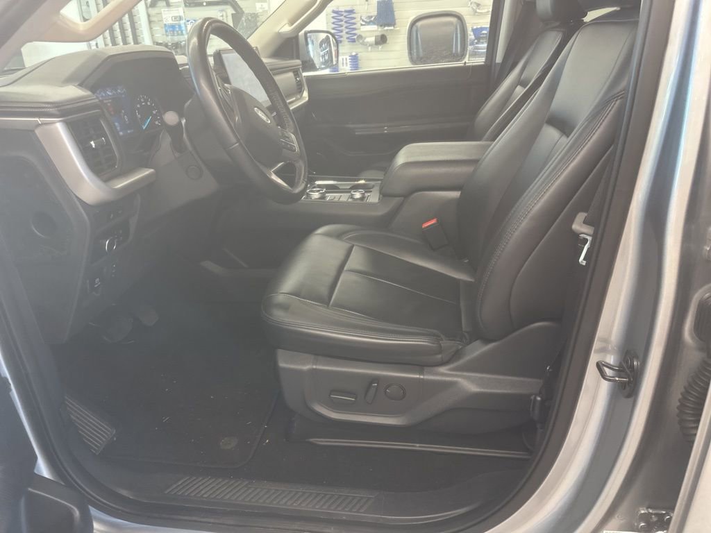 Used 2024 Ford Expedition XLT image 3