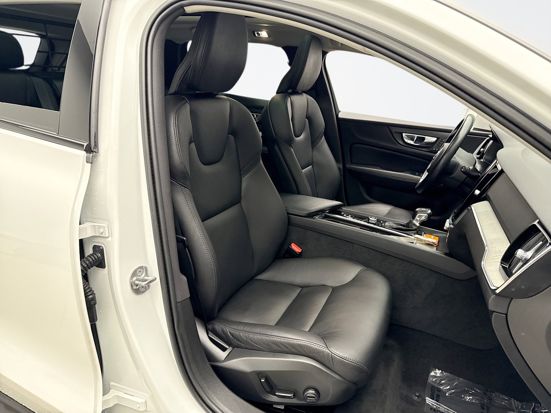 Used 2022 Volvo V60 T5 Cross Country image 16