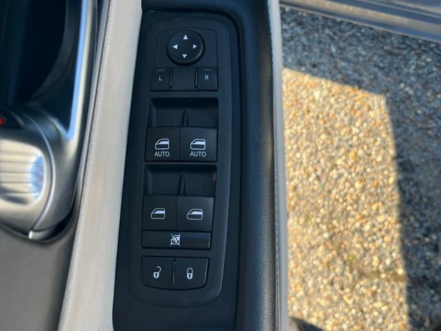 Used 2021 Chrysler Pacifica Touring image 5