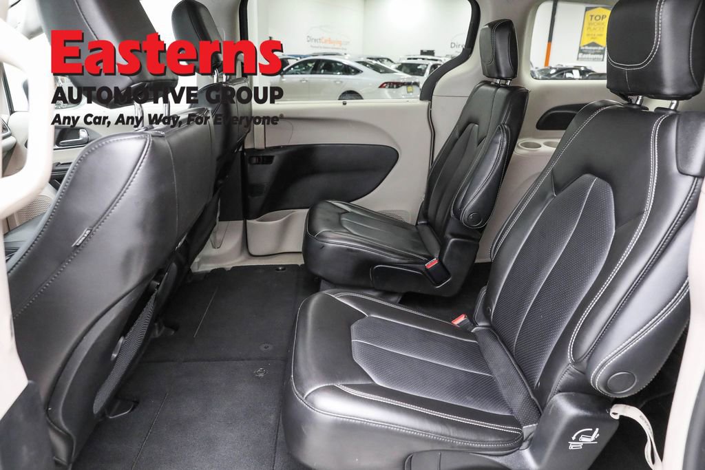 Used 2023 Chrysler Pacifica Touring-L image 21