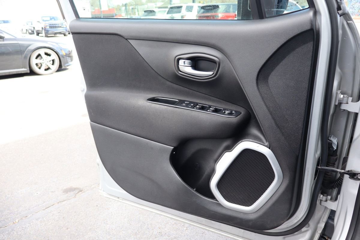 Used 2018 Jeep Renegade Latitude w/ Cold Weather Group AWD/4WD image 9