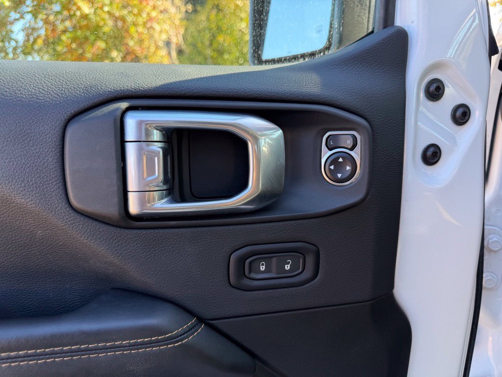 Used 2024 Jeep Wrangler Unlimited Sahara w/ Technology Group AWD/4WD image 13