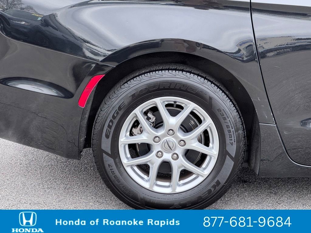 Used 2023 Chrysler Pacifica Touring-L image 39