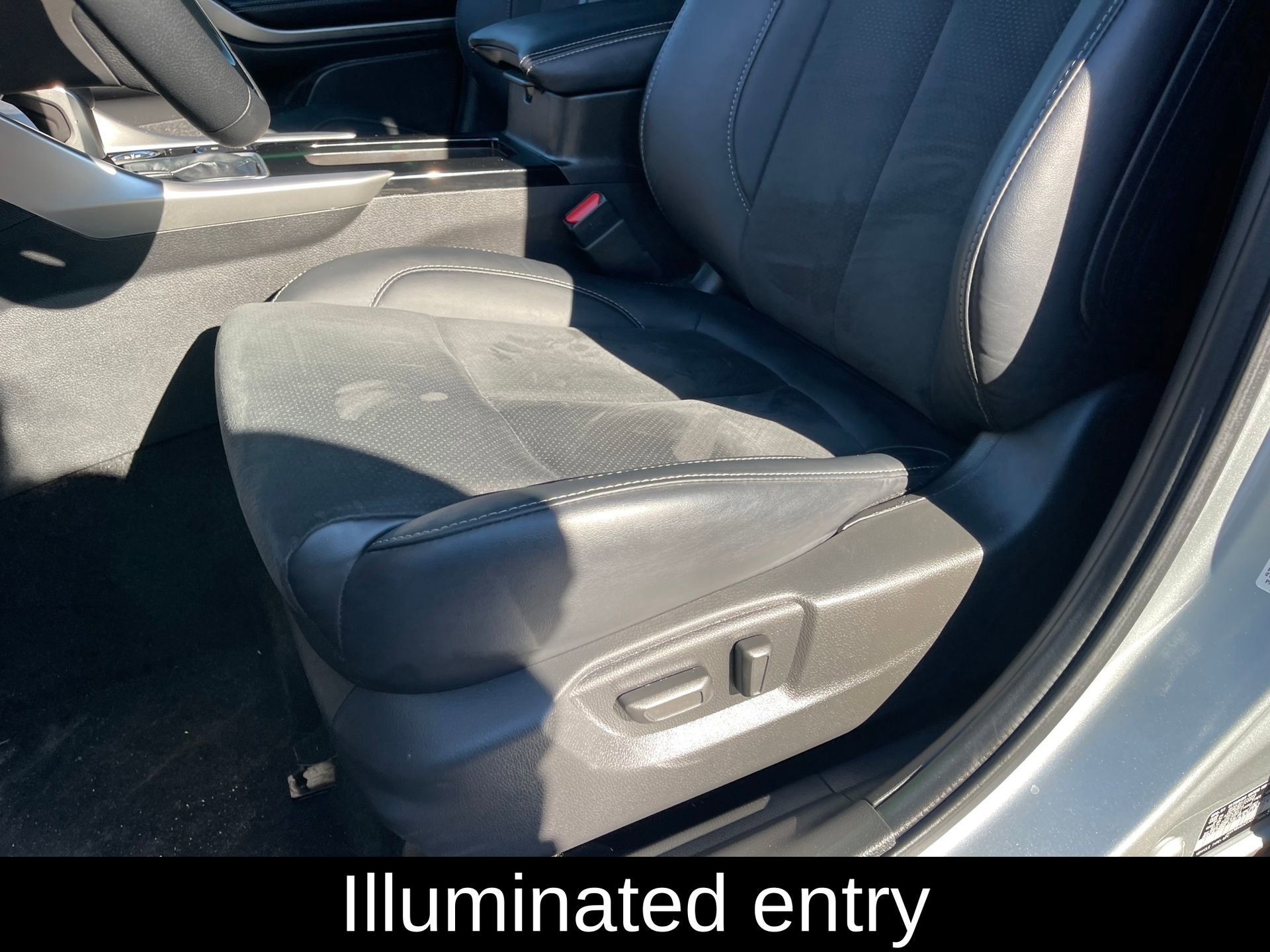 Used 2025 Mitsubishi Eclipse Cross Black Edition image 14