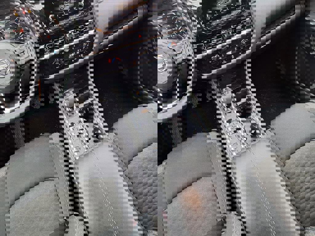 Used 2024 Nissan Pathfinder SV image 35