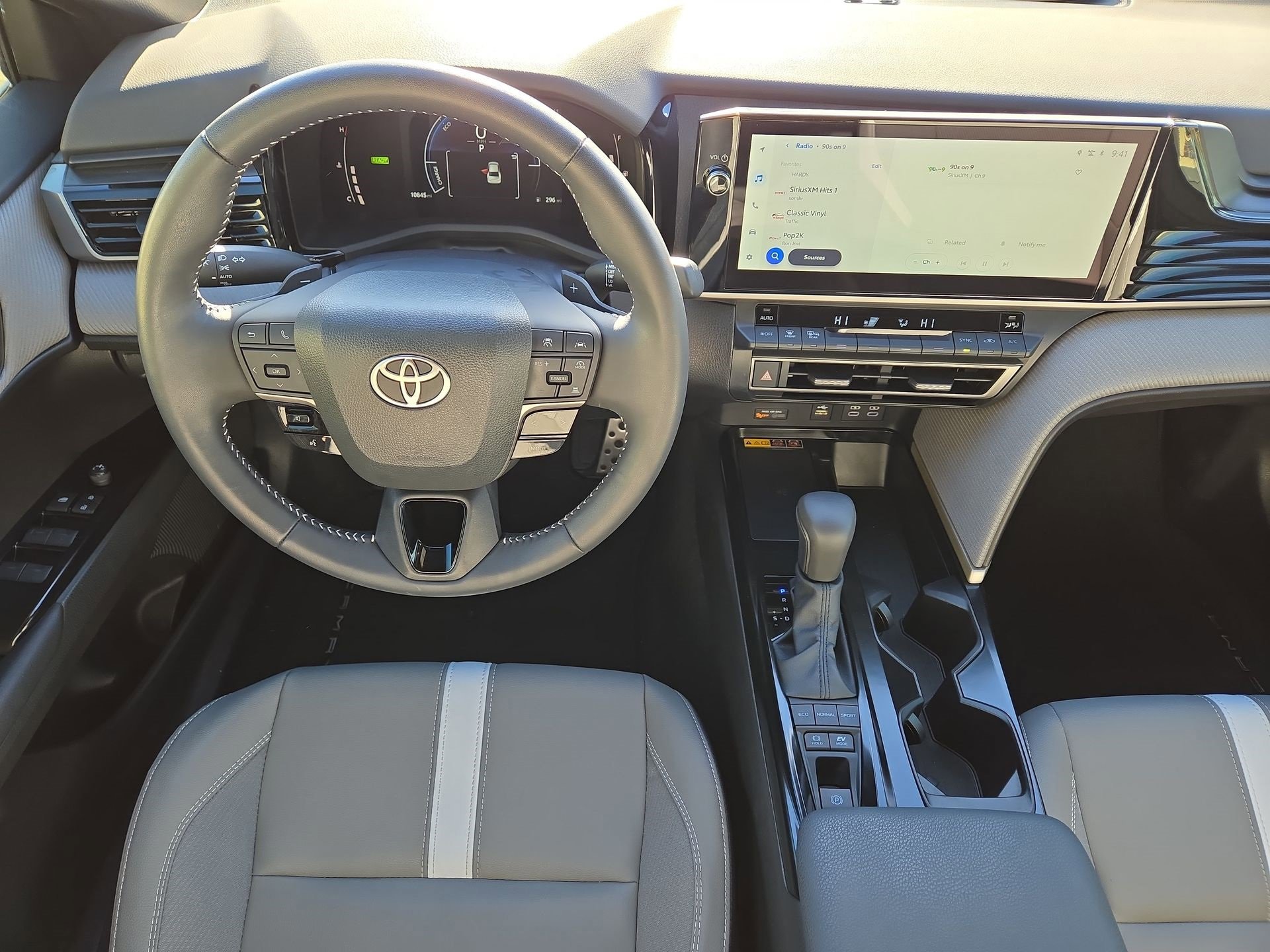 Used 2025 Toyota Camry SE w/ Multimedia Upgrade Package image 14
