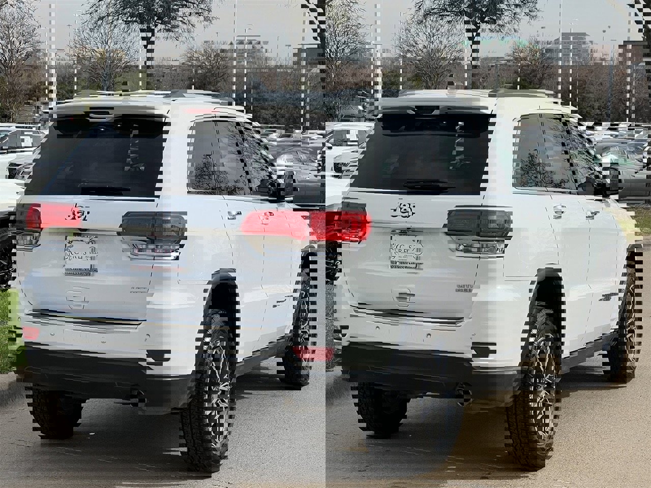 Used 2017 Jeep Grand Cherokee Limited w/ Luxury Group II image 4