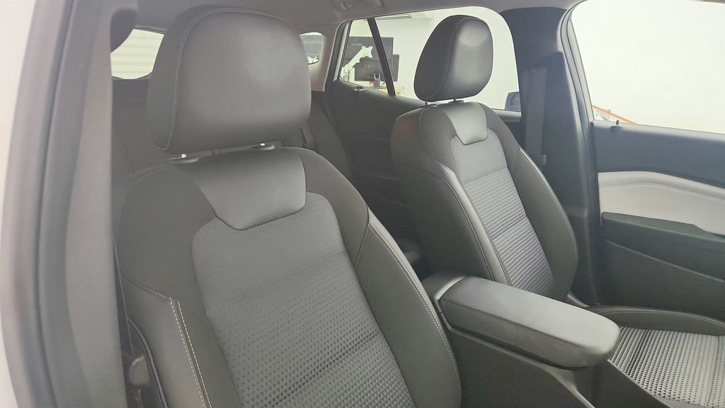 Certified 2025 Chevrolet Trax LT FWD image 23