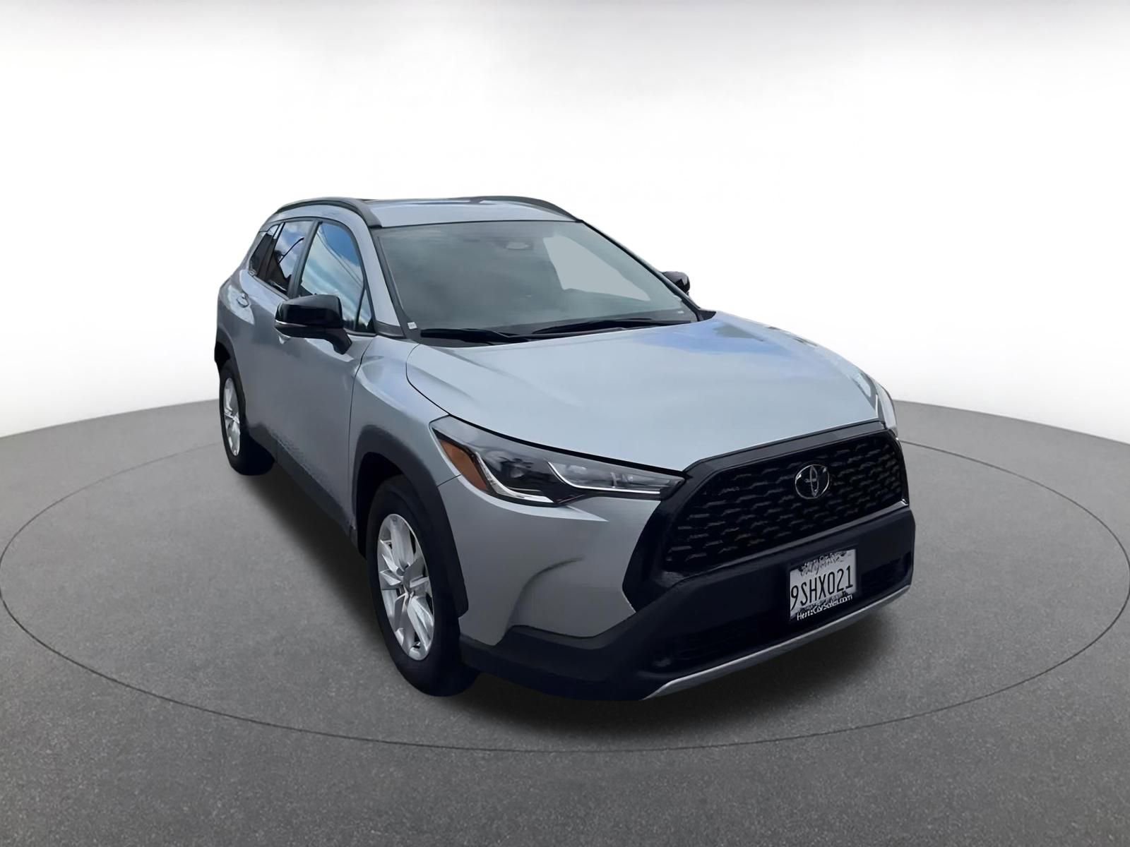 Used 2025 Toyota Corolla Cross LE image 3