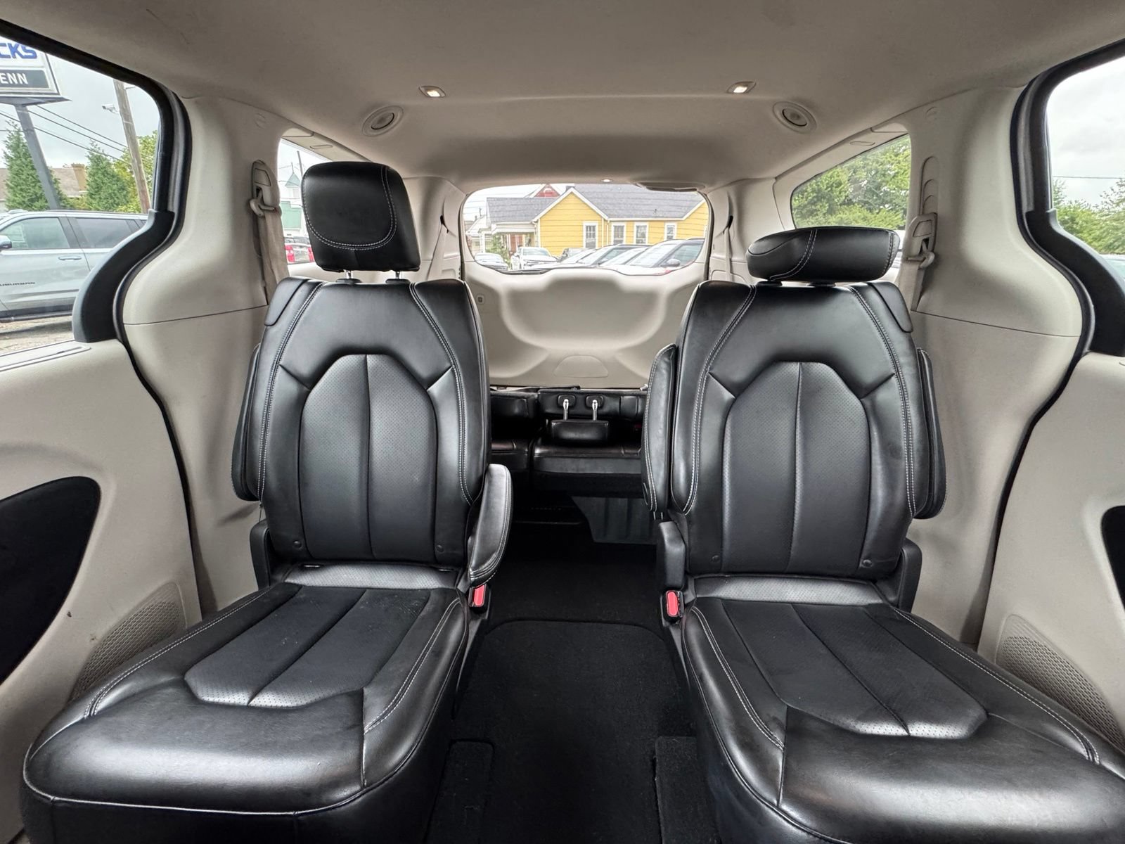 Used 2023 Chrysler Pacifica Touring-L FWD image 24
