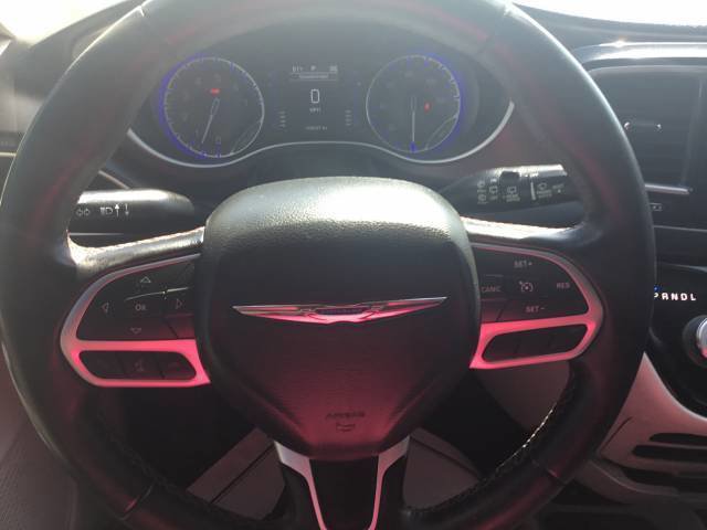 Used 2017 Chrysler Pacifica Touring-L image 15