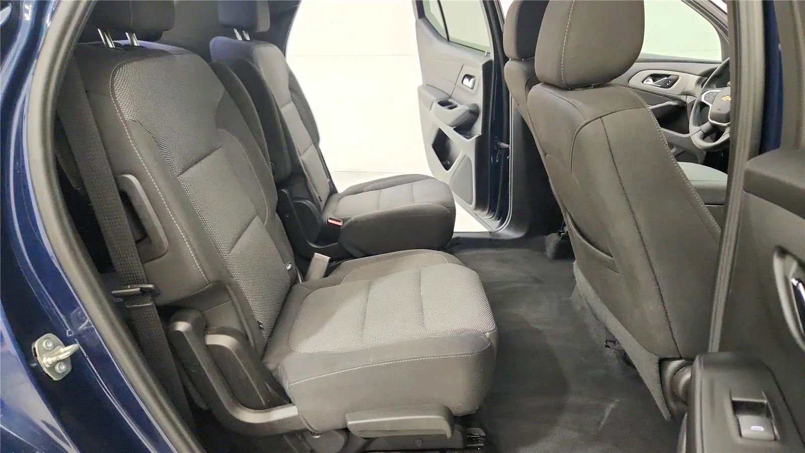 Used 2023 Chevrolet Traverse LT image 38