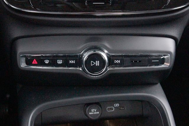 Certified 2025 Volvo XC40 B5 Core w/ Climate Package AWD/4WD image 9