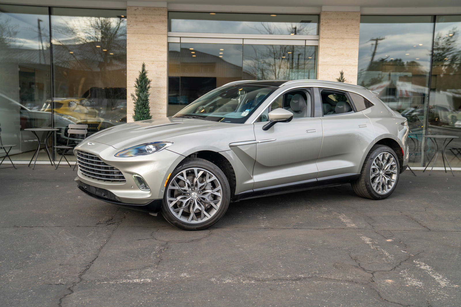 Used 2021 Aston Martin DBX image 41