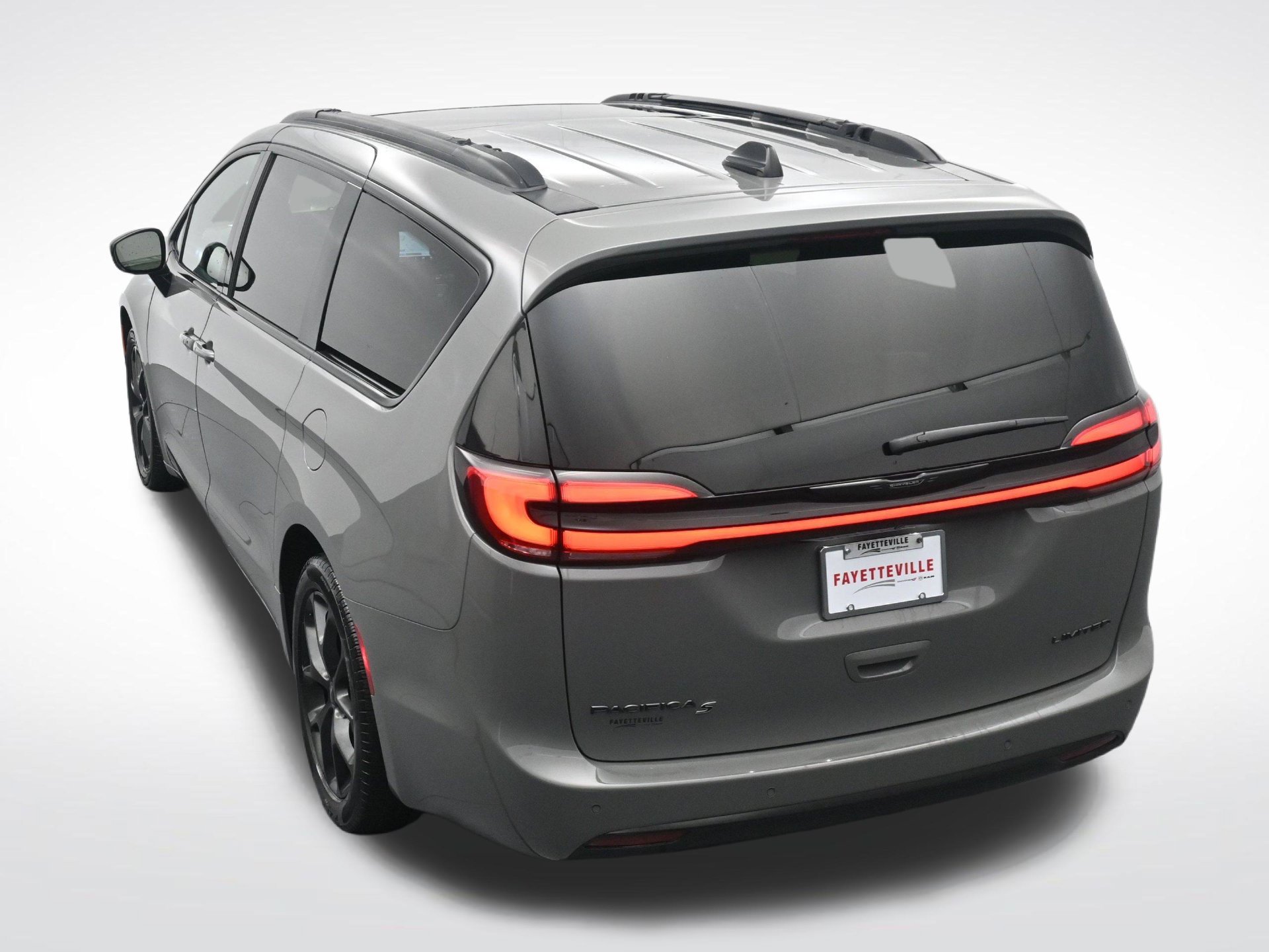 Used 2025 Chrysler Pacifica Limited FWD image 27