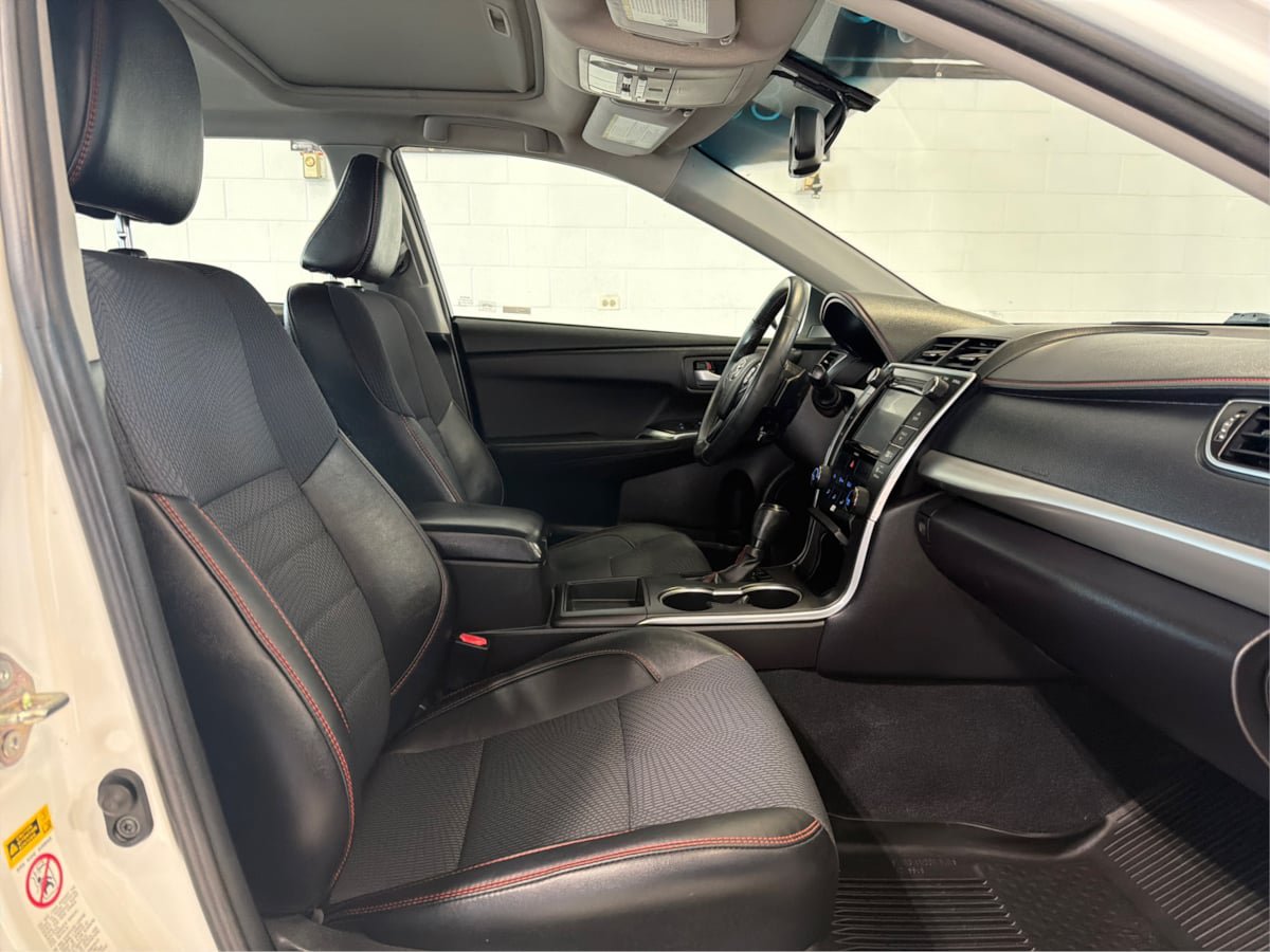 Used 2017 Toyota Camry SE w/ Moonroof Package FWD image 14