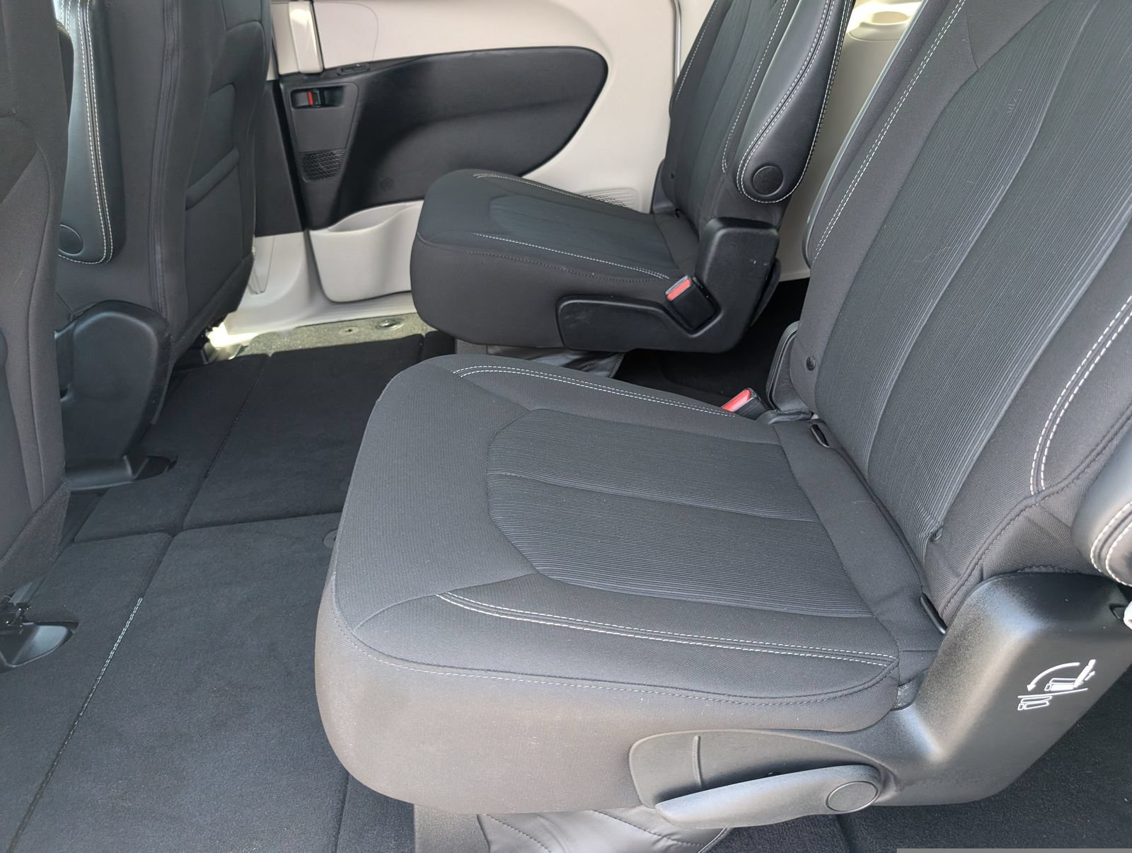 Used 2023 Chrysler Voyager LX FWD image 16