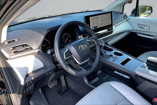 Used 2026 Toyota Sienna XLE FWD image 17