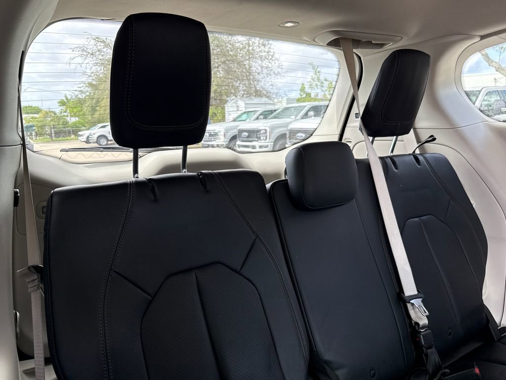 Used 2018 Chrysler Pacifica Touring-L image 25