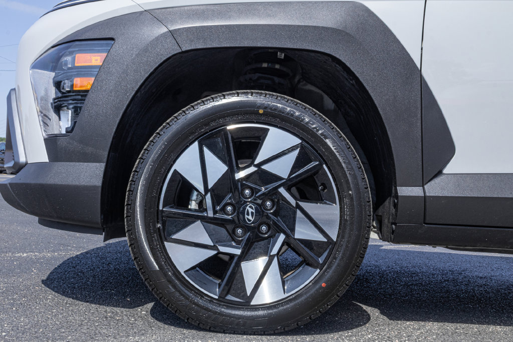 Certified 2025 Hyundai Kona SEL AWD/4WD image 35