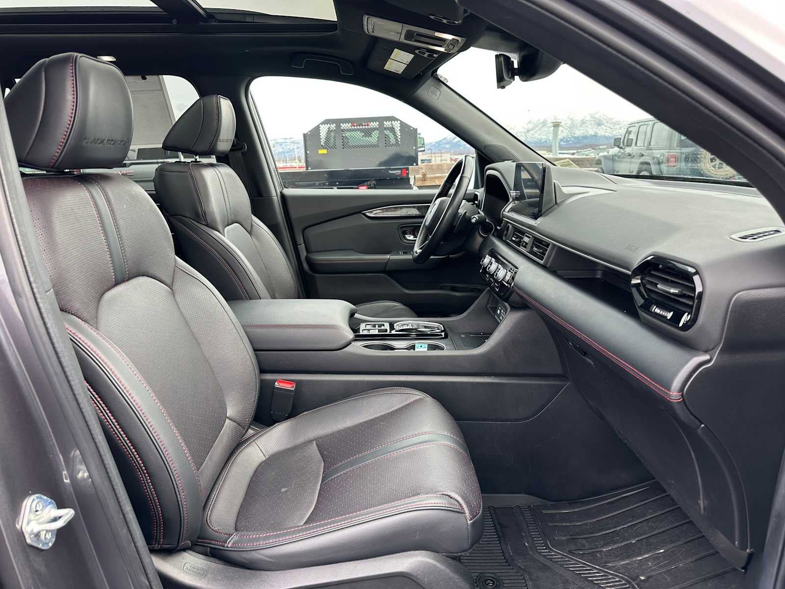 Used 2025 Honda Pilot Black Edition image 16