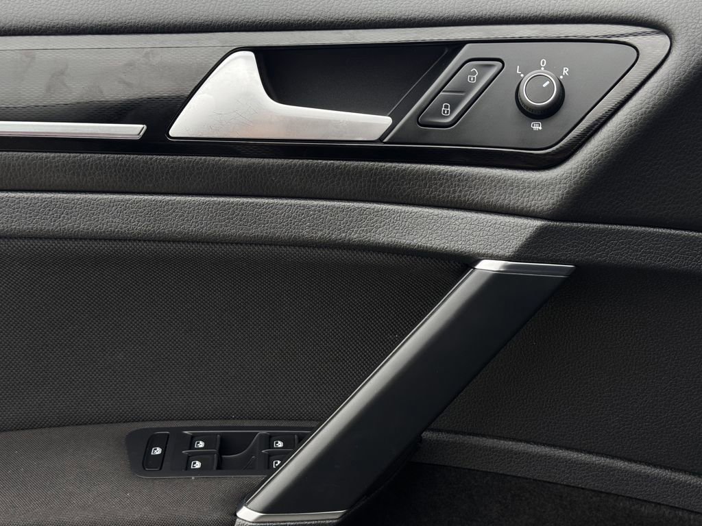 Used 2017 Volkswagen Golf S image 21