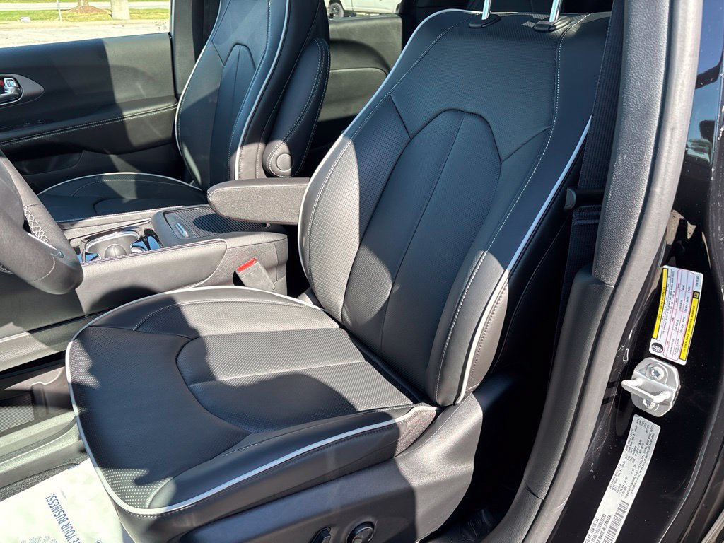 New 2027 Chrysler Pacifica Limited w/ Family Tech Group FWD image 35