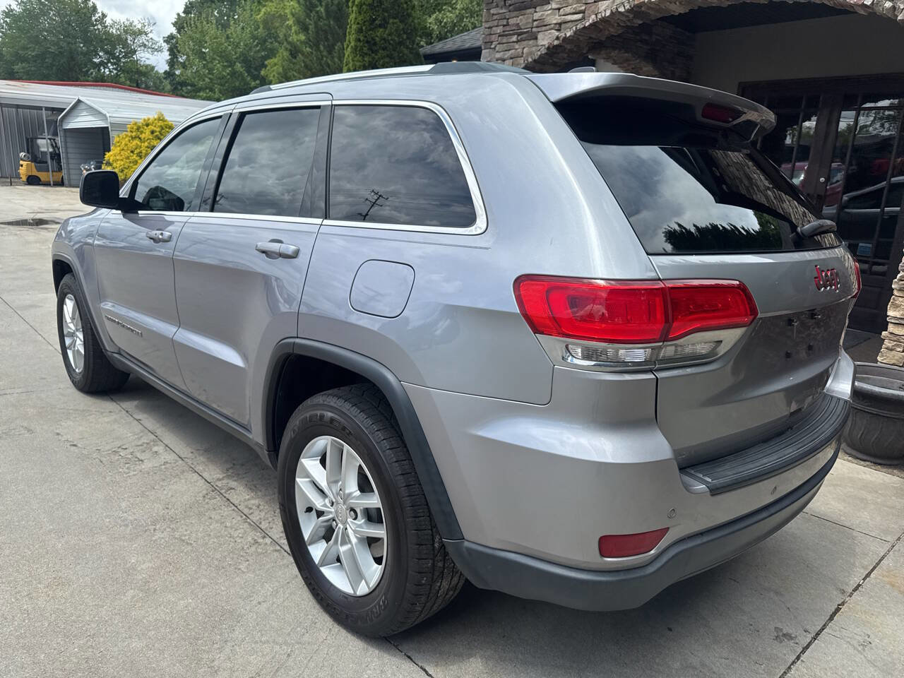 Used 2018 Jeep Grand Cherokee Laredo RWD image 3