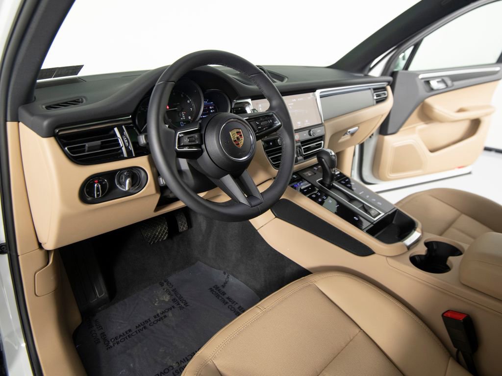 Certified 2025 Porsche Macan image 4