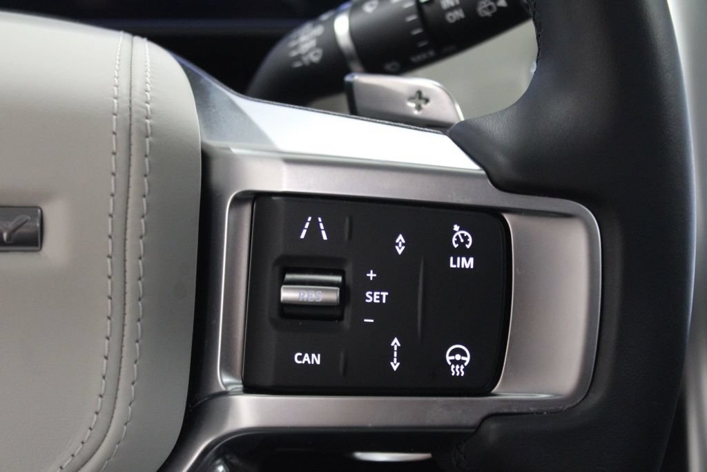 Used 2025 Land Rover Discovery Metropolitan Edition AWD/4WD image 23