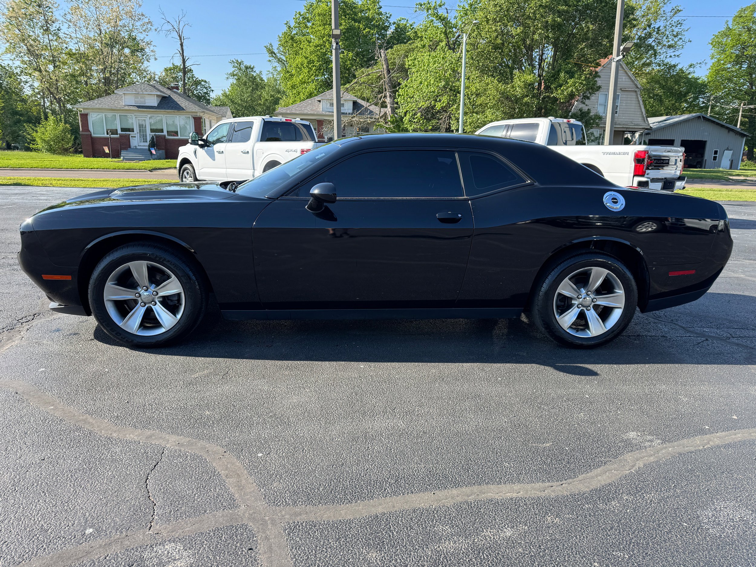 Used 2015 Dodge Challenger SXT RWD image 4