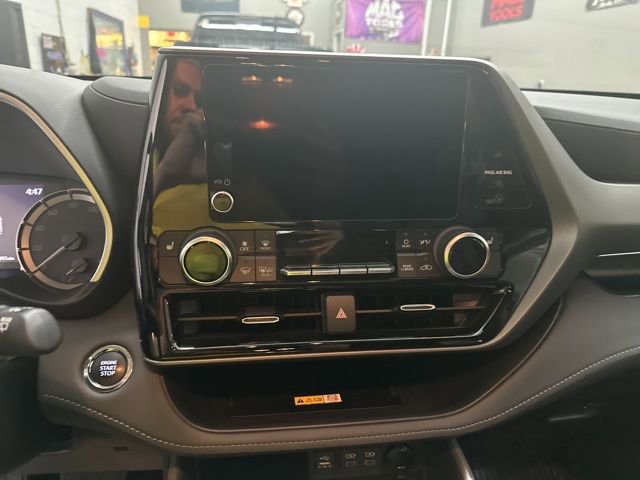 Used 2023 Toyota Highlander XLE FWD image 12