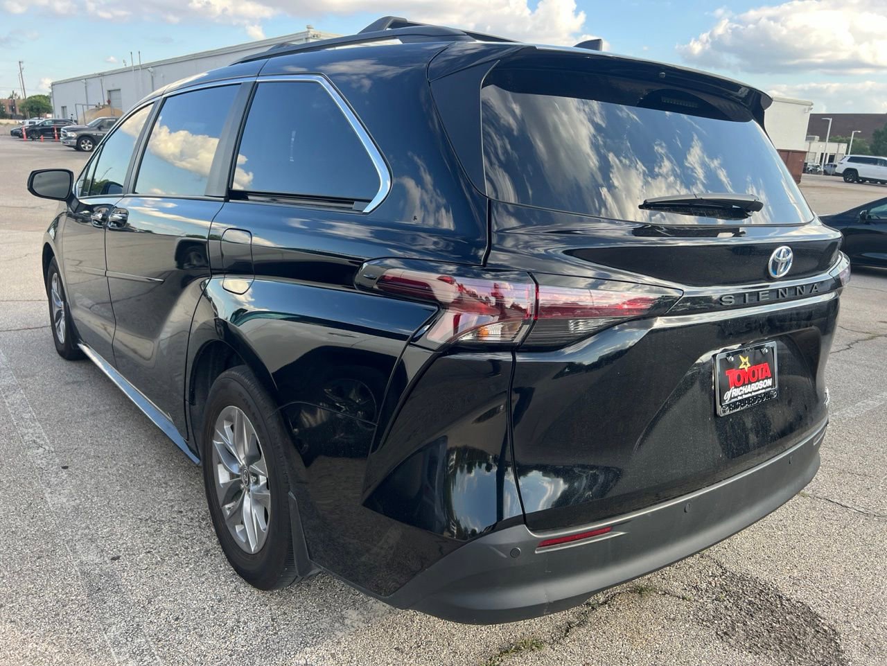 Used 2024 Toyota Sienna XLE FWD image 6