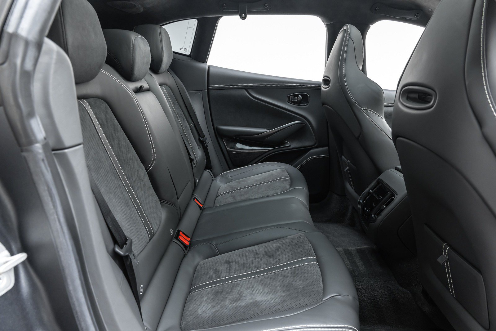 Used 2022 Aston Martin DBX AWD/4WD image 27