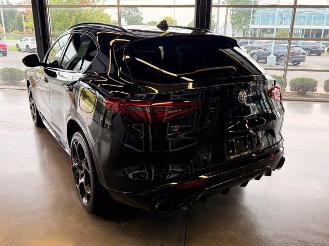Used 2022 Alfa Romeo Stelvio Veloce AWD/4WD image 3