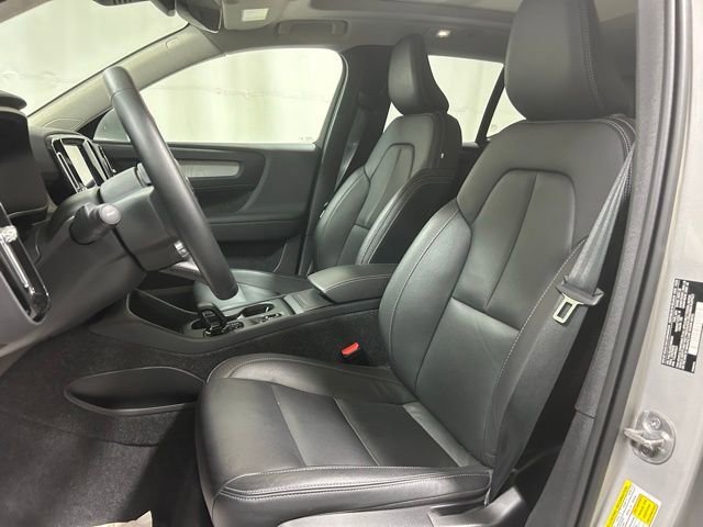 Used 2025 Volvo XC40 B5 Plus AWD/4WD image 6