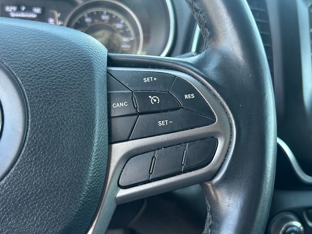 Used 2019 Jeep Cherokee Latitude Plus w/ Comfort/Convenience Group FWD image 19