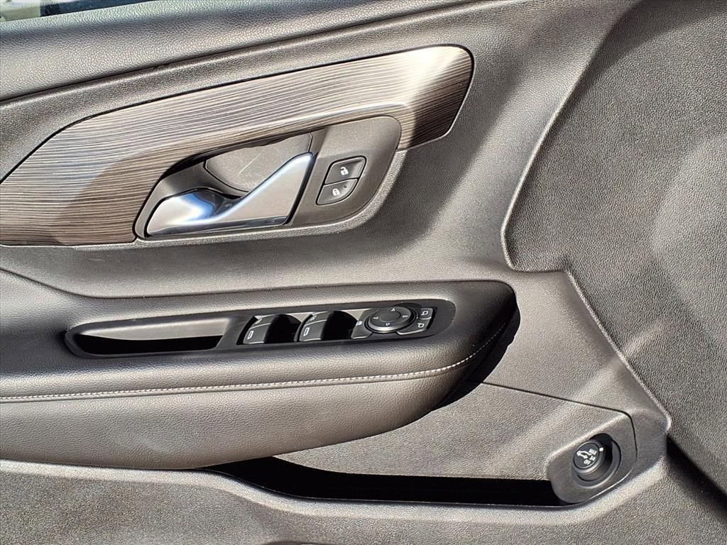 Used 2023 GMC Terrain SLE w/ Driver Convenience Package image 16