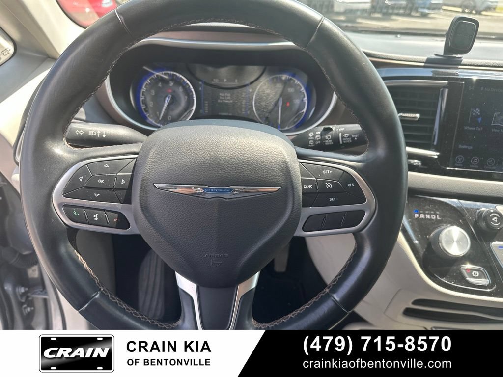 Used 2017 Chrysler Pacifica Touring-L FWD image 22