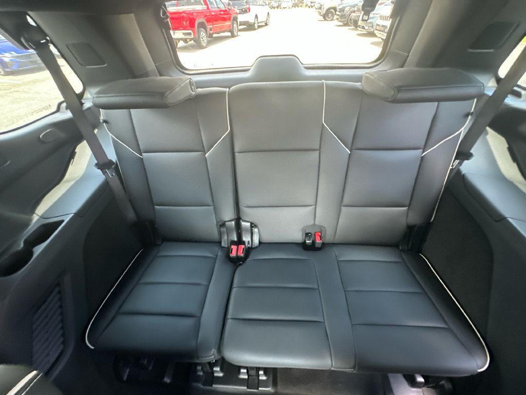 Certified 2026 Cadillac Escalade Luxury w/ LPO, Radiant Package AWD/4WD image 22