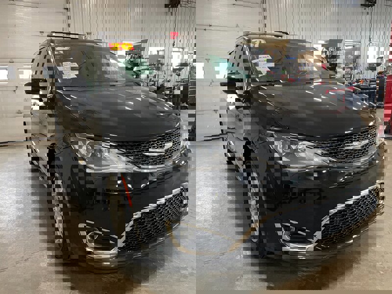 Used 2020 Chrysler Pacifica Touring-L image 4