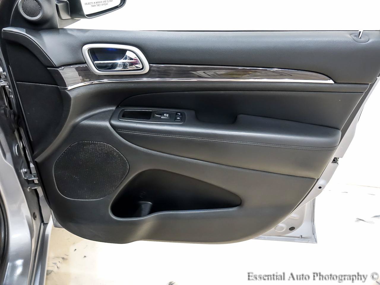 Used 2018 Jeep Grand Cherokee Overland AWD/4WD image 32