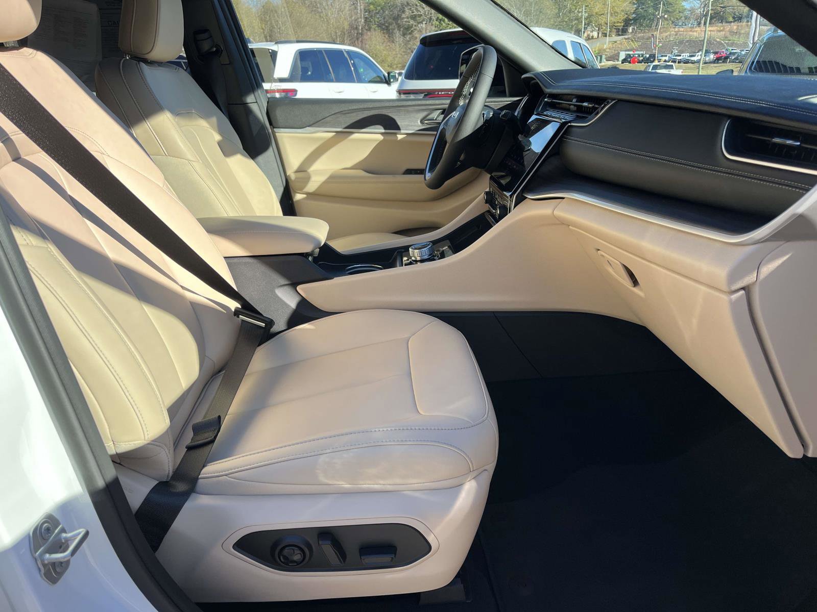 Used 2025 Jeep Grand Cherokee Limited image 9