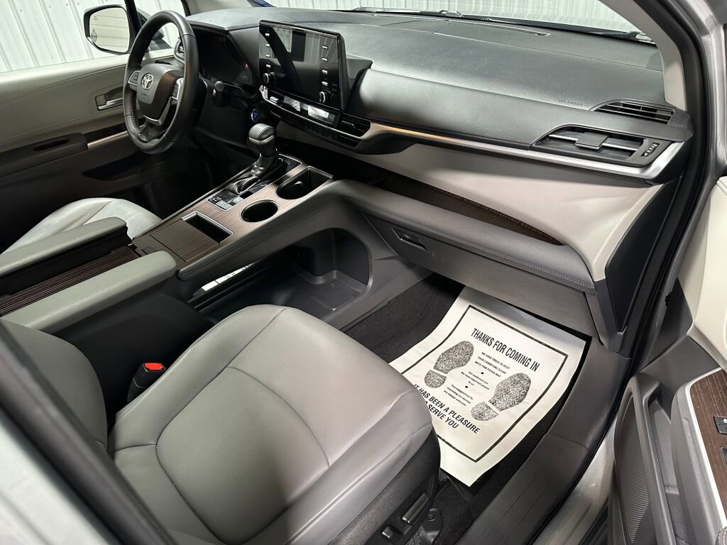 Used 2022 Toyota Sienna XLE image 8