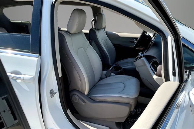 Used 2018 Chrysler Pacifica Touring-L FWD image 26