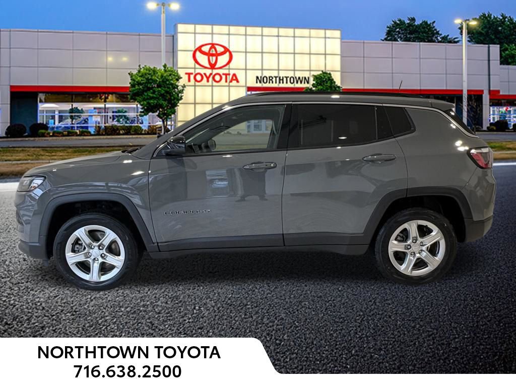Used 2024 Jeep Compass Latitude image 2