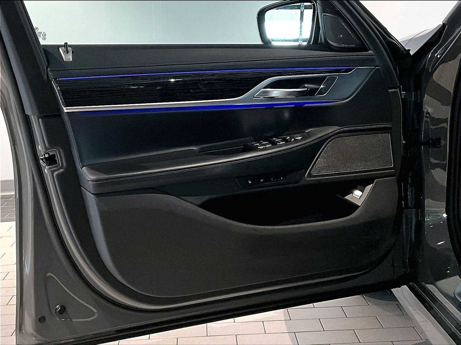 Used 2022 BMW 750i xDrive w/ M Sport Package image 26